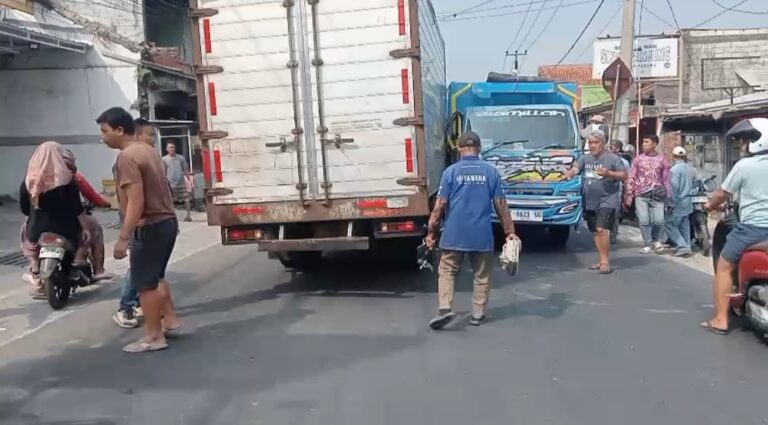 Diduga Sopir Mengantuk, Mobil Boks Seruduk Truk di Simpenan Sukabumi